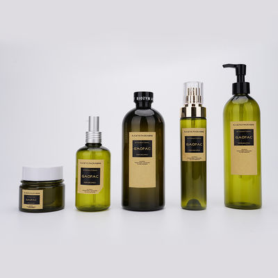 Los fabricantes sacuden y embotellan y cuidado de piel facial que empaqueta las botellas plásticas cosméticas