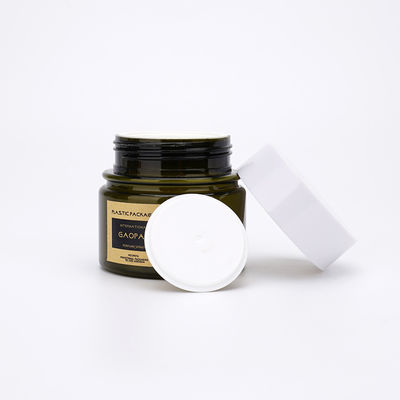 Los fabricantes sacuden y embotellan y cuidado de piel facial que empaqueta las botellas plásticas cosméticas