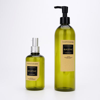 Los fabricantes sacuden y embotellan y cuidado de piel facial que empaqueta las botellas plásticas cosméticas