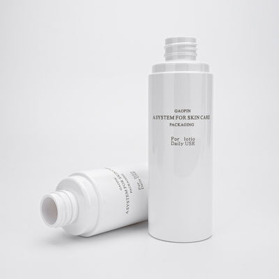 El maquillaje del ANIMAL DOMÉSTICO quita la belleza cosmética del cilindro que empaqueta la botella plástica de la loción